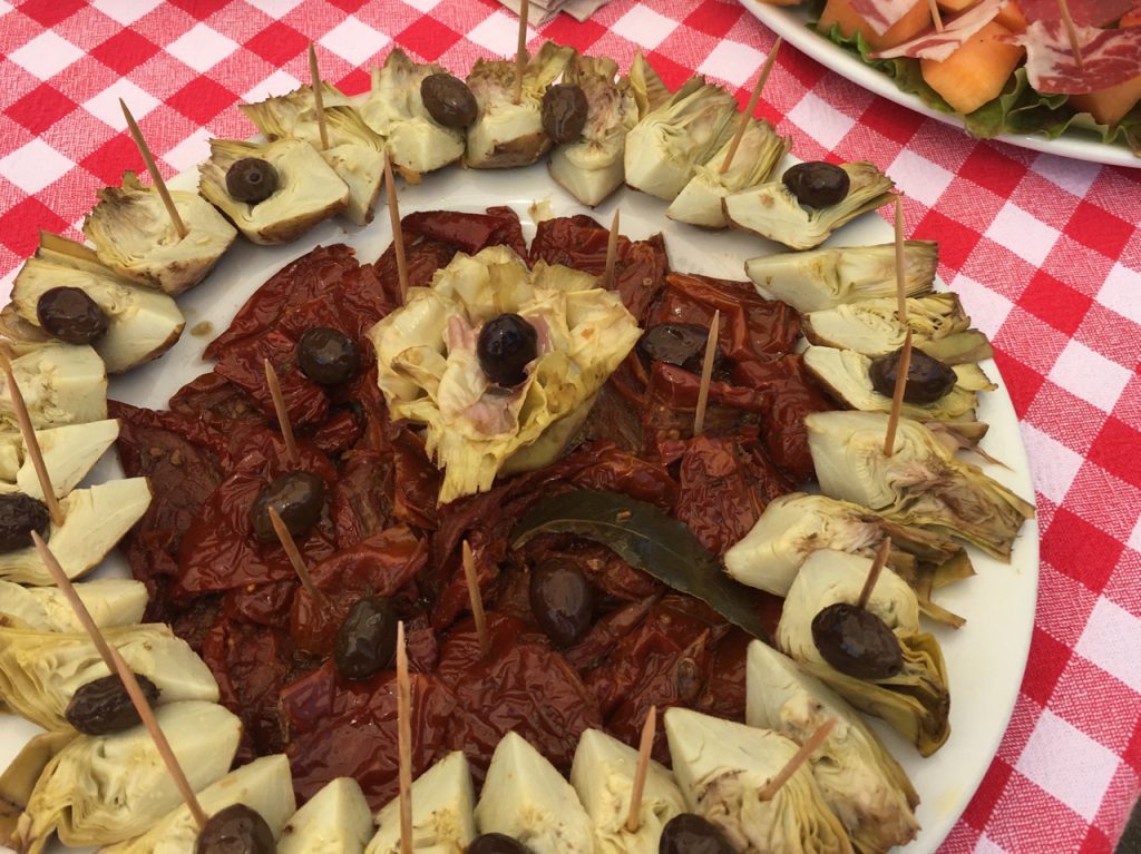 Antipasti zum Aperitif in der Fattoria La Vialla Toskana Toscana