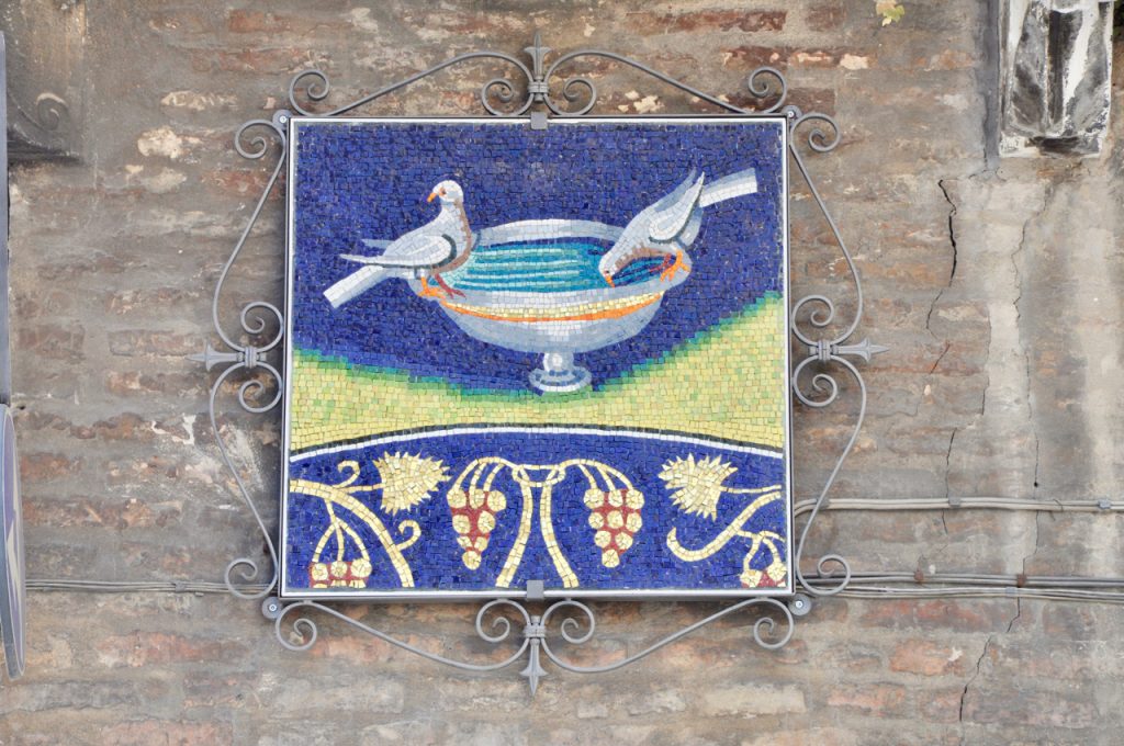 Mosaik an einer Hauswand in Ravenna
