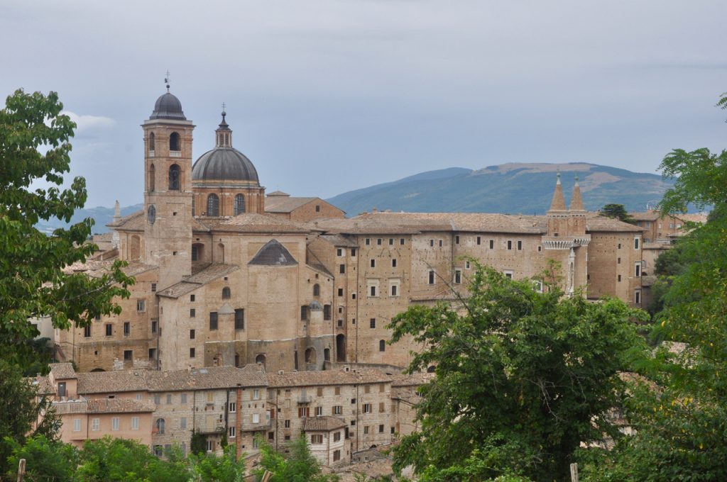Blick auf die Stadt Urbino in den Marken