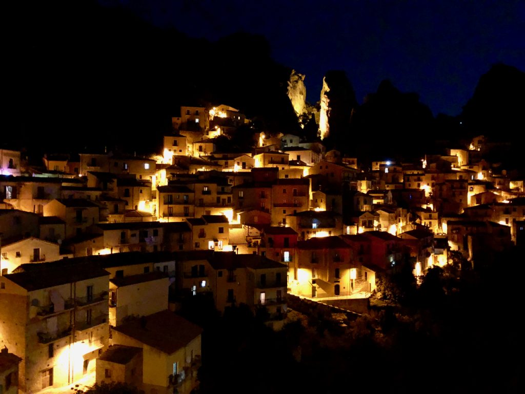 Castelmezzano bei Nacht in den Dolomiti Lucane Lukanien in Basilikata Basilicata
