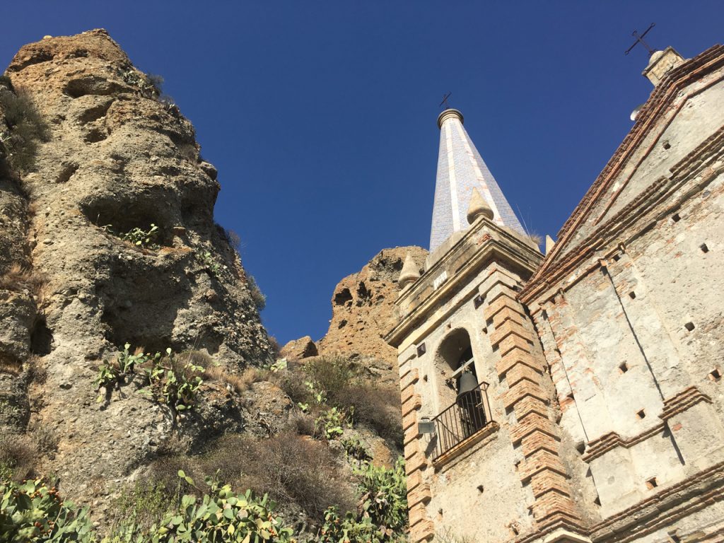 Die Kirche vor den Felsen in Pentedattilo in Calabria Kalabrien