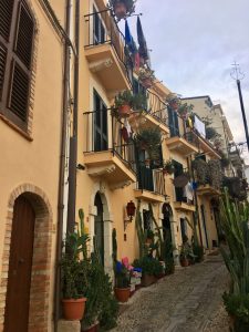Eine schöne Gasse mir Balkonen und Kakteen in Chianalea bei Scilla Calabria Kalabrien