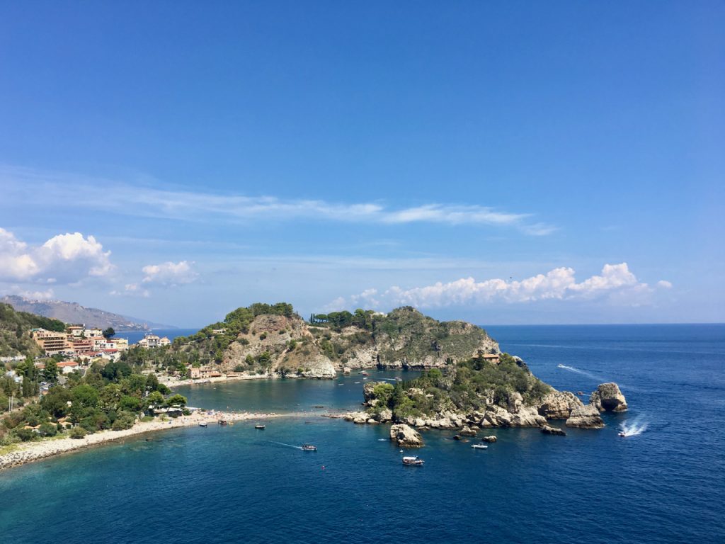Blick auf die Isola Bella bei Taormina in Sizilien Sicilia