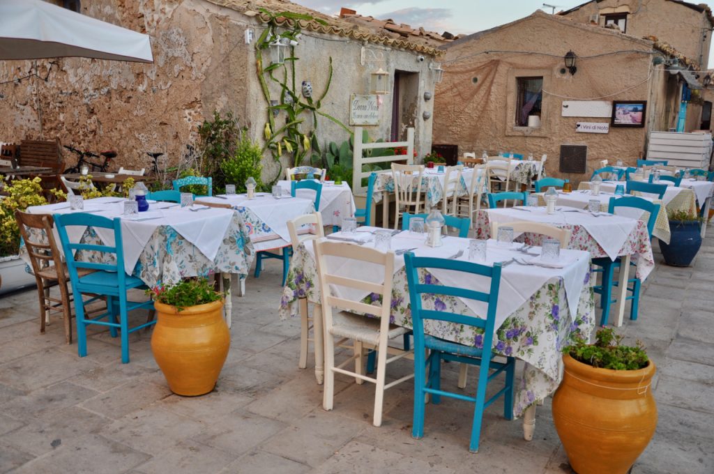 Restaurant auf der Piazza in Marzamemi Sizilien Sicilia
