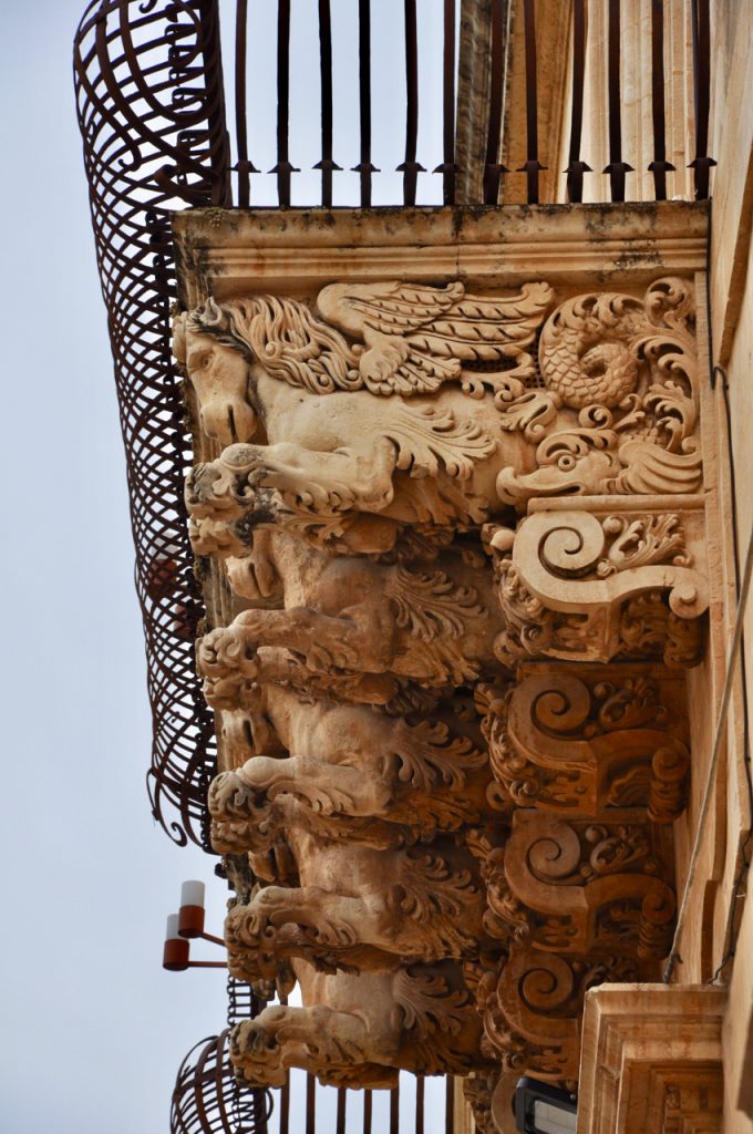Sizilianischer Barock am Balkon des Palazzo Nicolaci di Villadorata in Noto