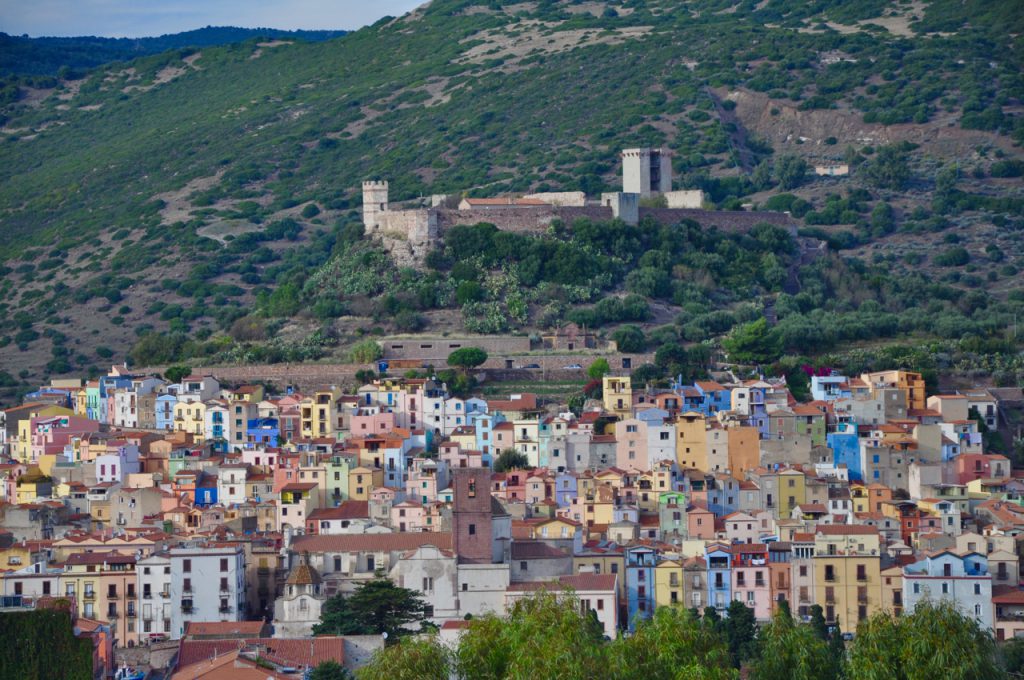 Der Blick auf Bosa in Sardinien mit dem Castello