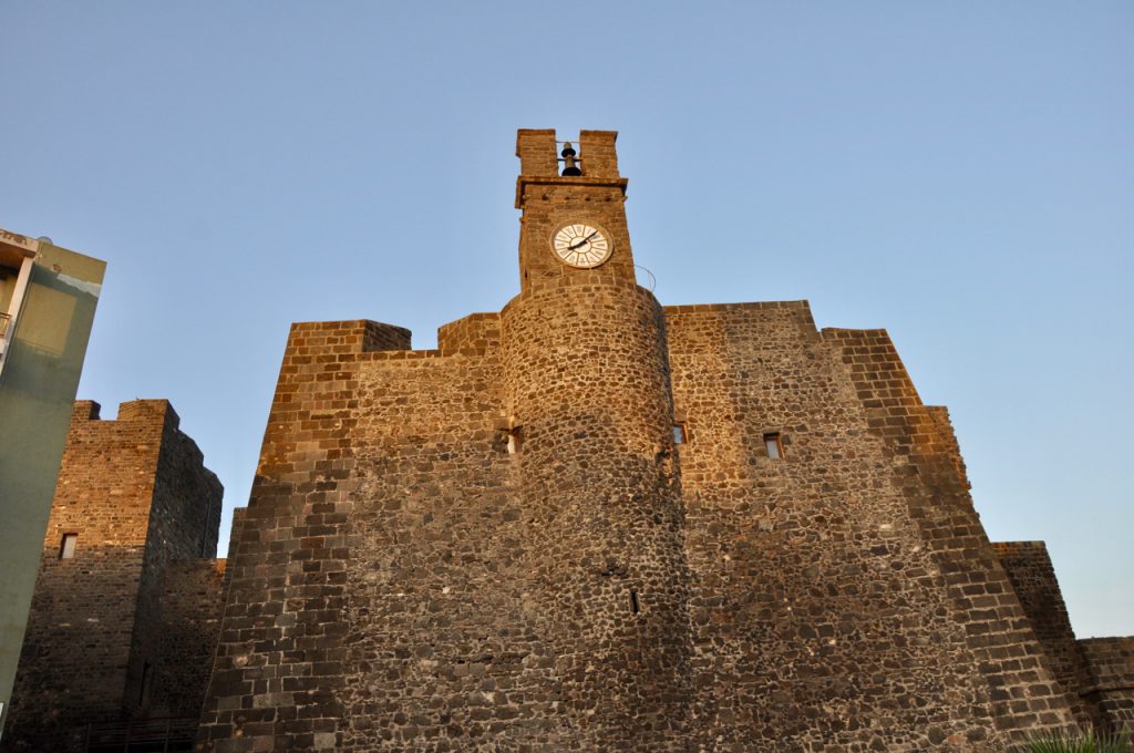 Die Burg auf Pantelleria in der Morgensonne buongiorno