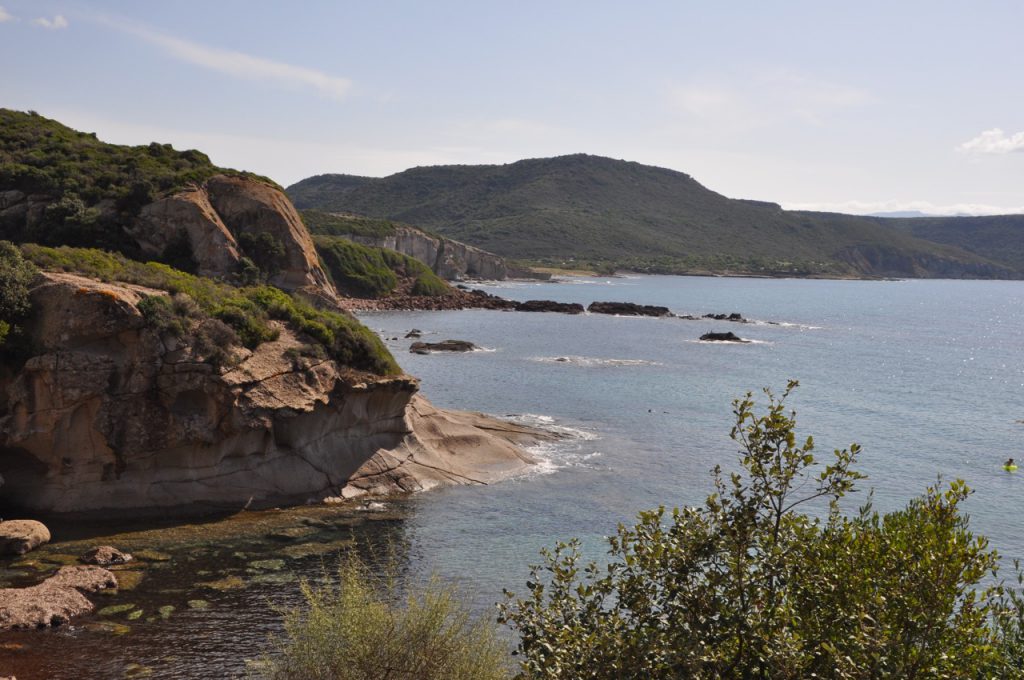 Der Strand und die Bucht Compoltittu auf Sardinien