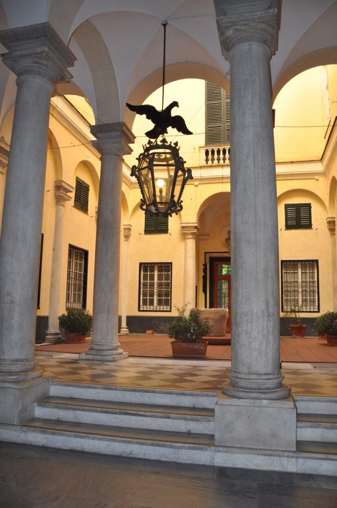 Blick in den Hof eines Palazzo in der Via Garibaldi Genova Genua