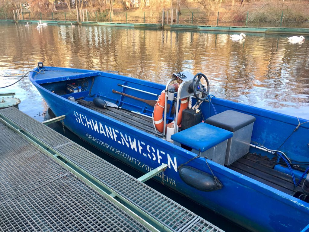 Das Boot des Schwanenwesen in Hamburg im Eppendorfer Mühlenteich