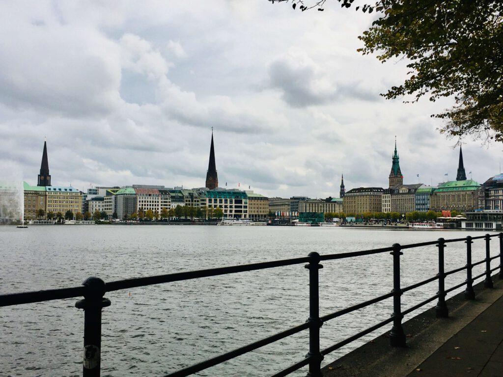 Blick über die Binnenalster auf die Stadt Hamburg