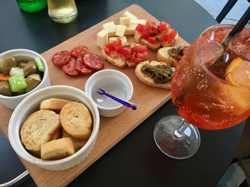 italienischer Aperitivo Spritz mit Häppchen