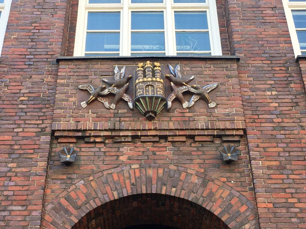 Das Hamburger Wappen an dem Gebäude der Finanzbehörde