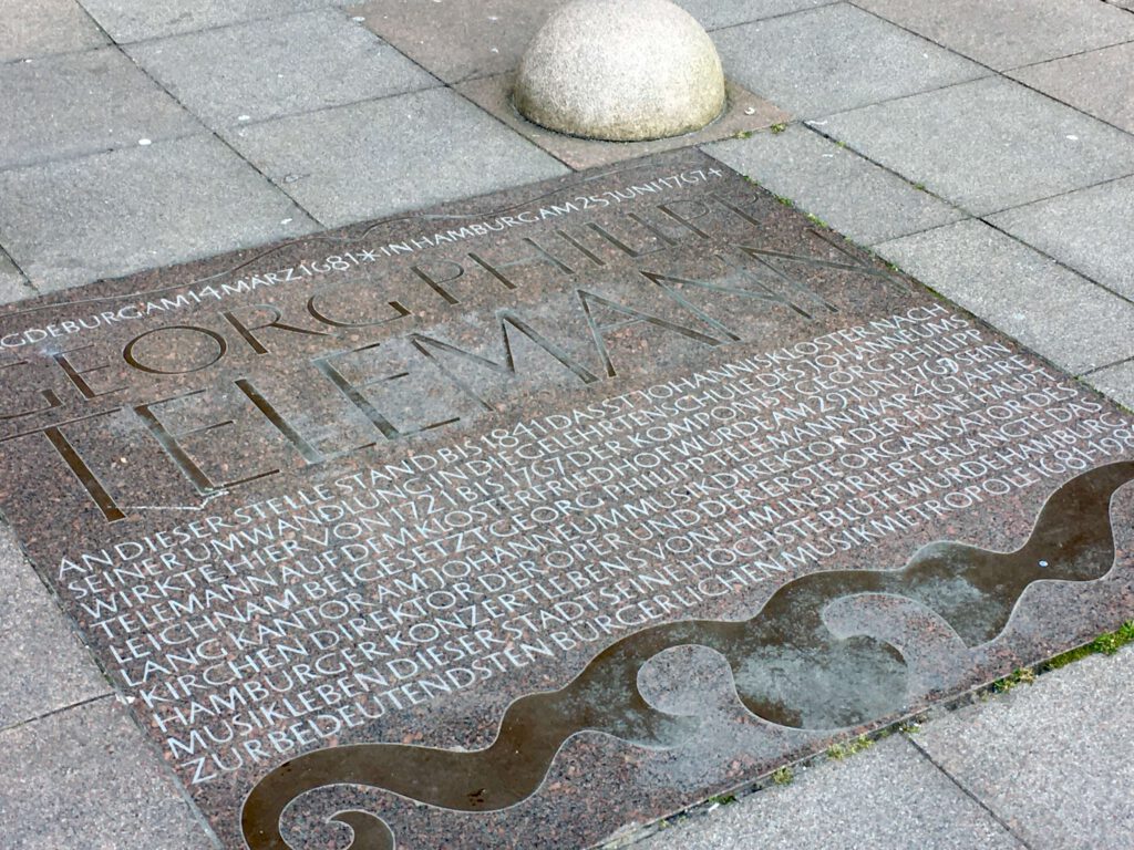 Die Telemann-Gedenkplatte am Rathaus in Hamburg