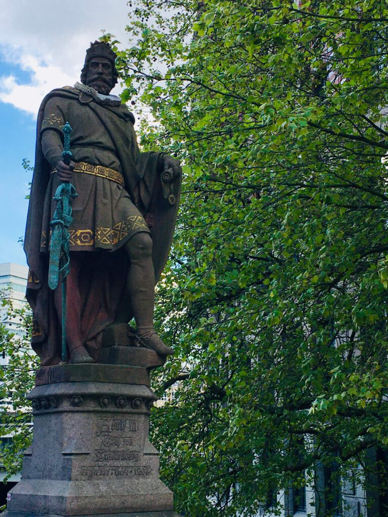 Statue von Graf Adolf III an der Trostbrücke in Hamburg