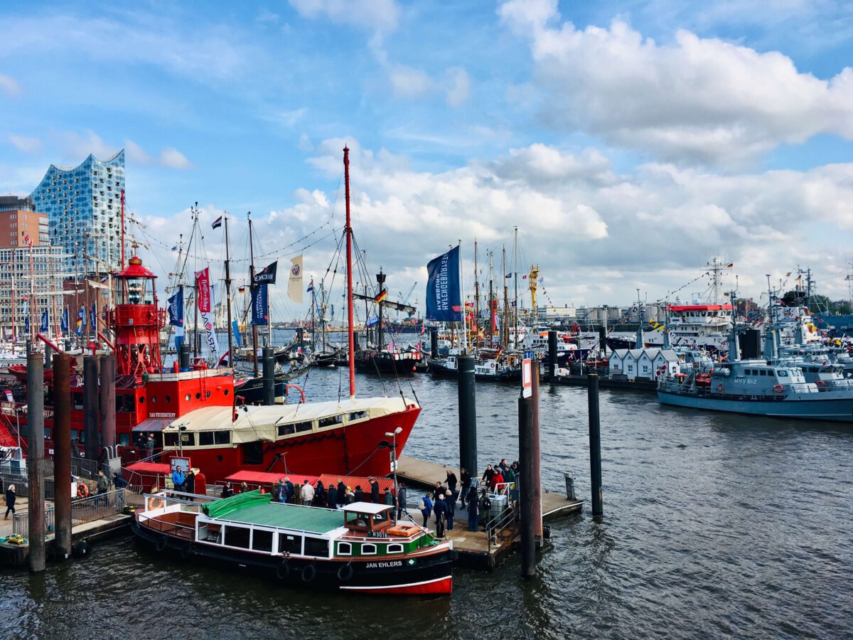 Bunte Schiffe beim Hafengeburtstag 2019 auf der Elbe in Hamburg