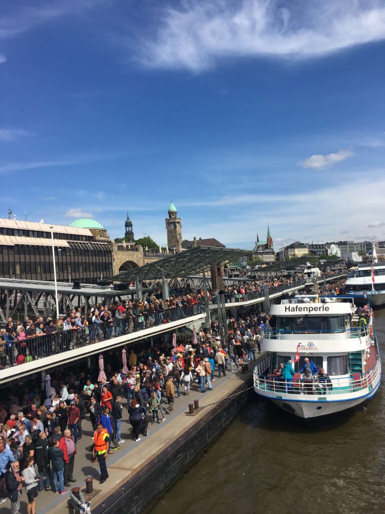 Hafengeburtstag Beobachtung entlang der St. Pauli Landungsbrücken