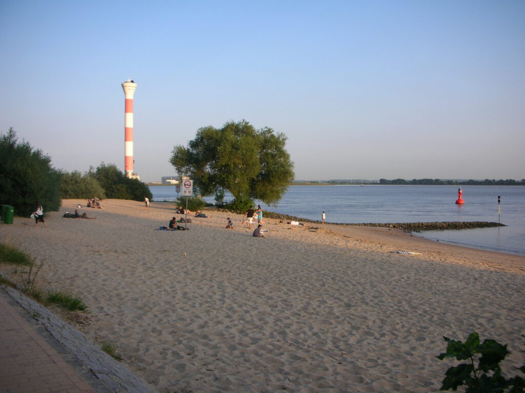 Der Elbstrand in Hamburg bei Blankenese mit dem Leuchtfeuer