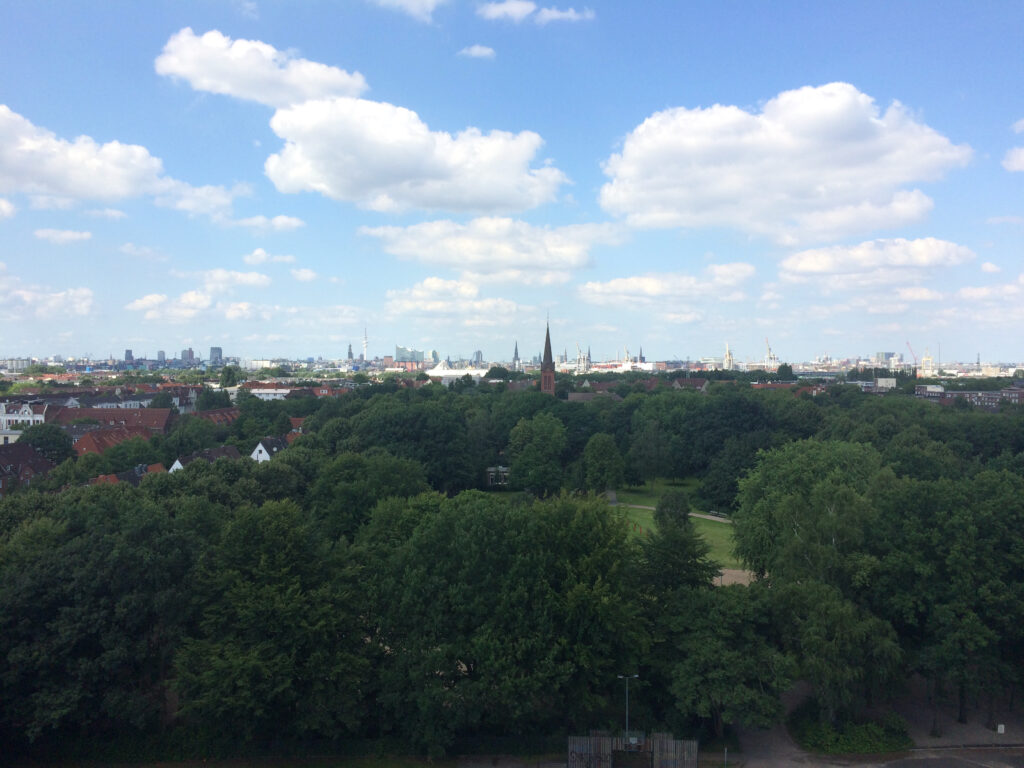 der Blick vom Energiebunker in Wilhelmsburg auf Hamburg