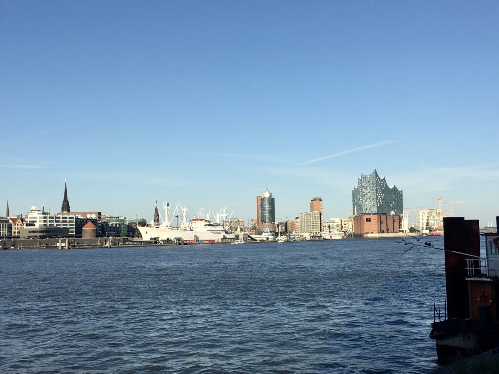 Die Skyline von Hamburg aus südlicher Richtung mit Elbphilharmonie