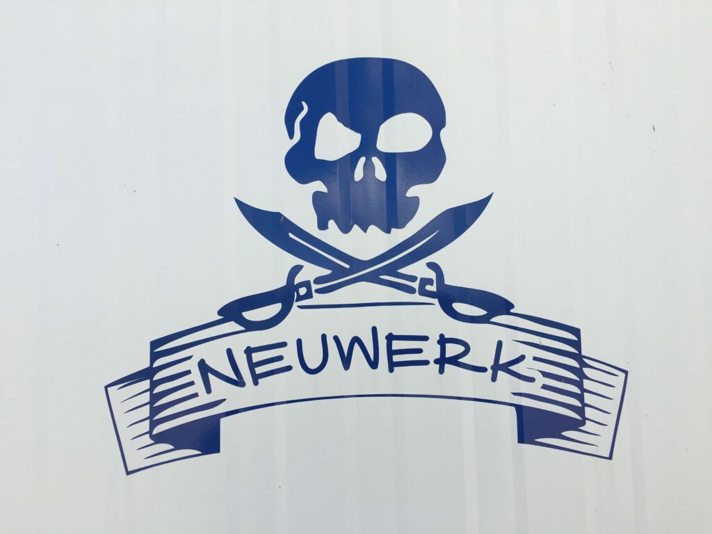 Insel Neuwerk mit Totenkopf und Schwertern